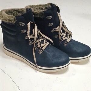 NWOT CLIFFS Women's Black Fur-Lined Boots, new without tags,. Size 10